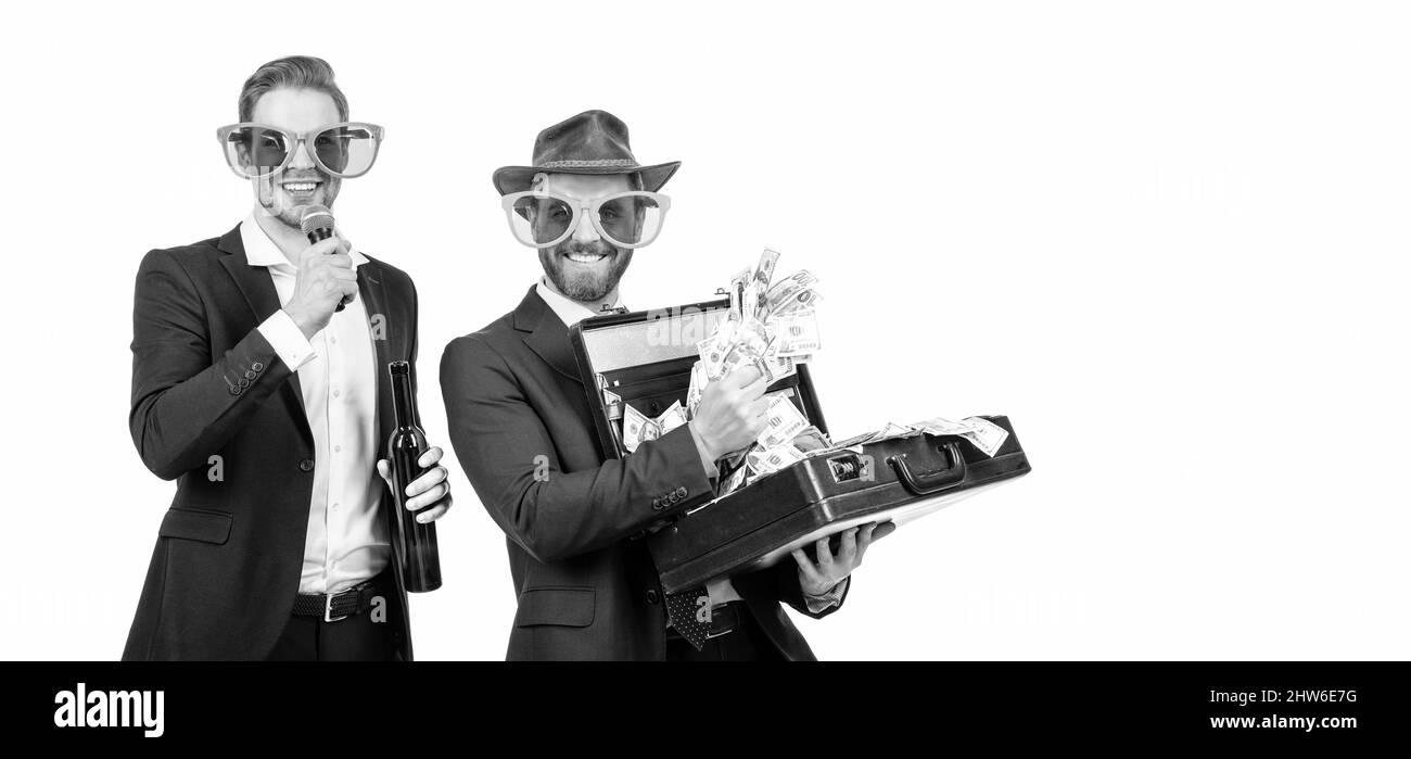 Glücklicher Showman und gewinnender Mann mit Geldkoffer feiern Gewinn, Jackpot Stockfoto