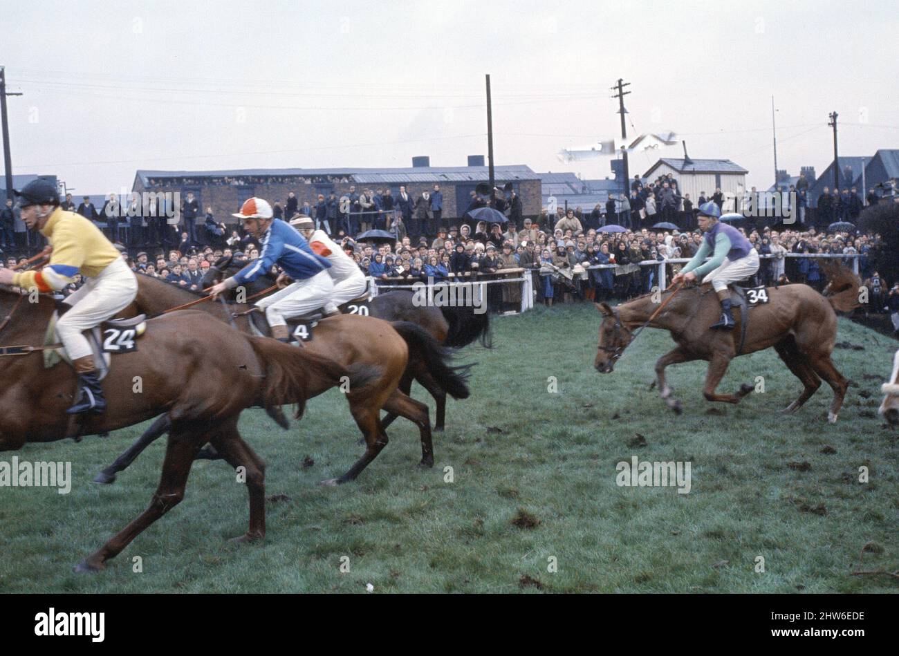 Grand National Horserace in Aintree, Liverpool. Action am Bechers Brook während des Rennens. 8.. April 1967. Stockfoto