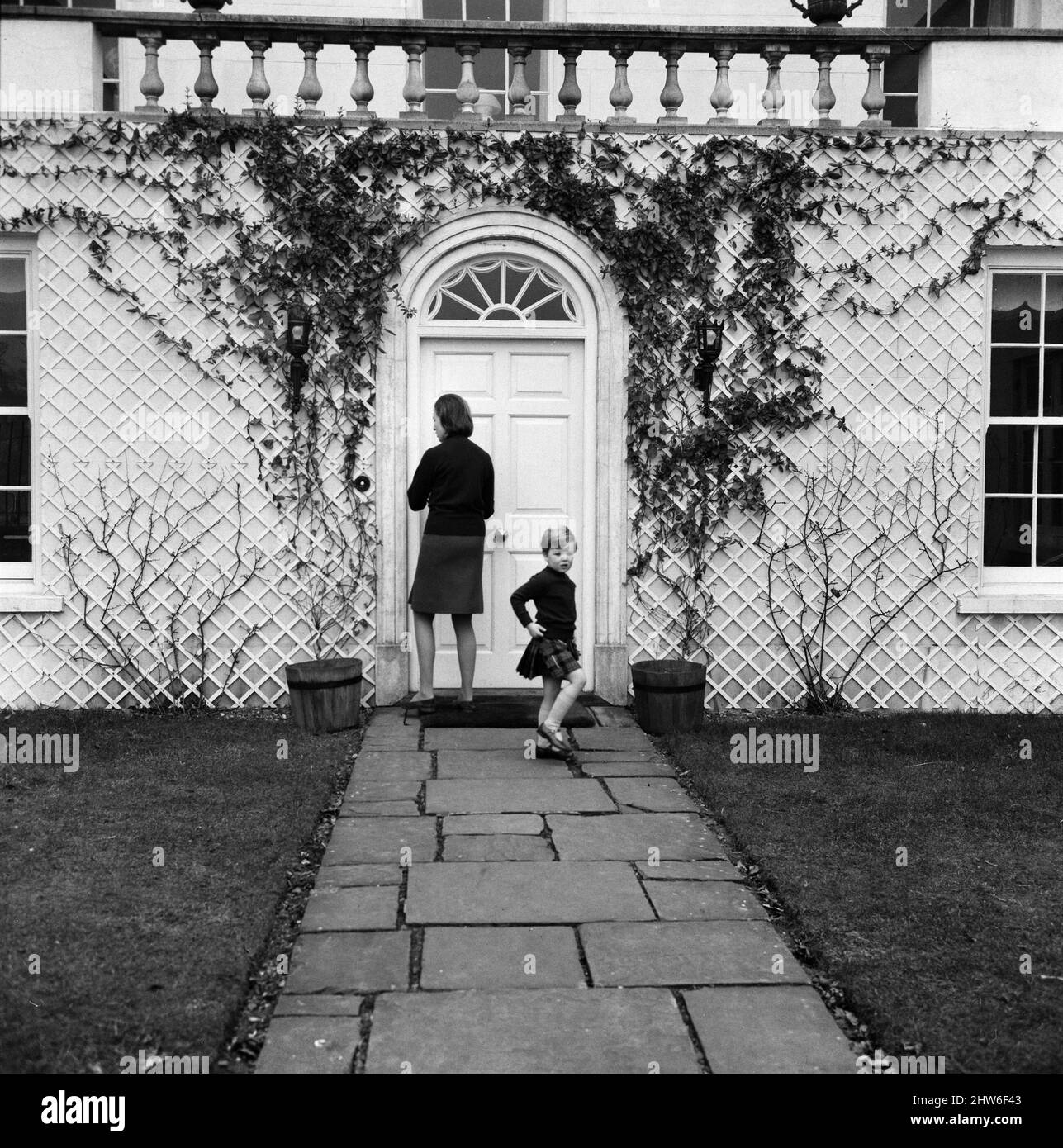 Der heute vier Jahre alte Meister James Ogilvy geht mit Mutter Prinzessin Alexandra im Reetgedeckten Haus in Richmond aus. Auf dem Weg zum Büro besuchte er seinen Vater in seinem Auto. Später hatte er eine Geburtstagsfeier. 29.. Februar 1968. Stockfoto