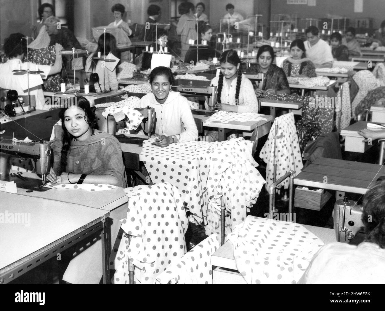 Asiatische Arbeiterinnen an ihren Maschinen in der Fabrik von S. Levine and Co. Ltd, in Elswick Road, Newcastle im Jahr 1968 Stockfoto