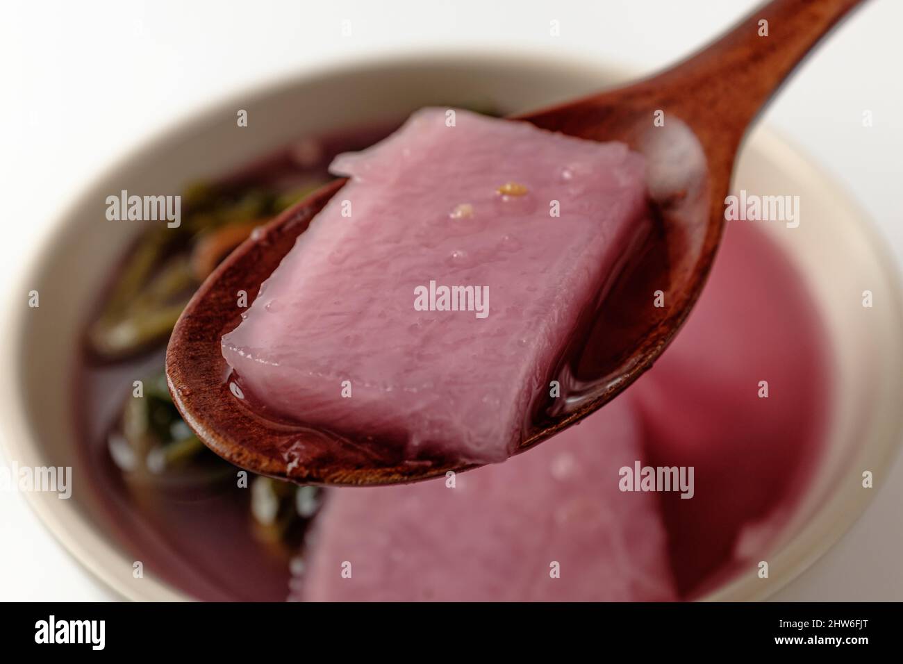 Roter Senfgrün wässriges Kimchi auf weißem Hintergrund Stockfoto