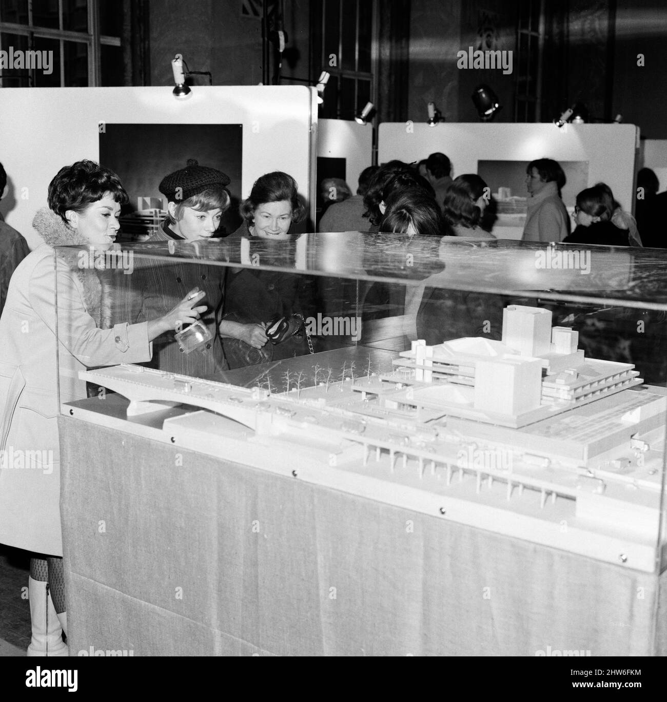 Mitglieder der National Theatre Company besuchten heute Nachmittag die Ausstellung im Royal Institute of British Architects, um das Modell des neuen National Theatre-Gebäudes zu sehen, das auf der South Bank Shorty errichtet werden soll. Abgebildet sind die Schauspielerinnen Joan Plowright und Geraldine McEwan. 23.. Januar 1968. Stockfoto