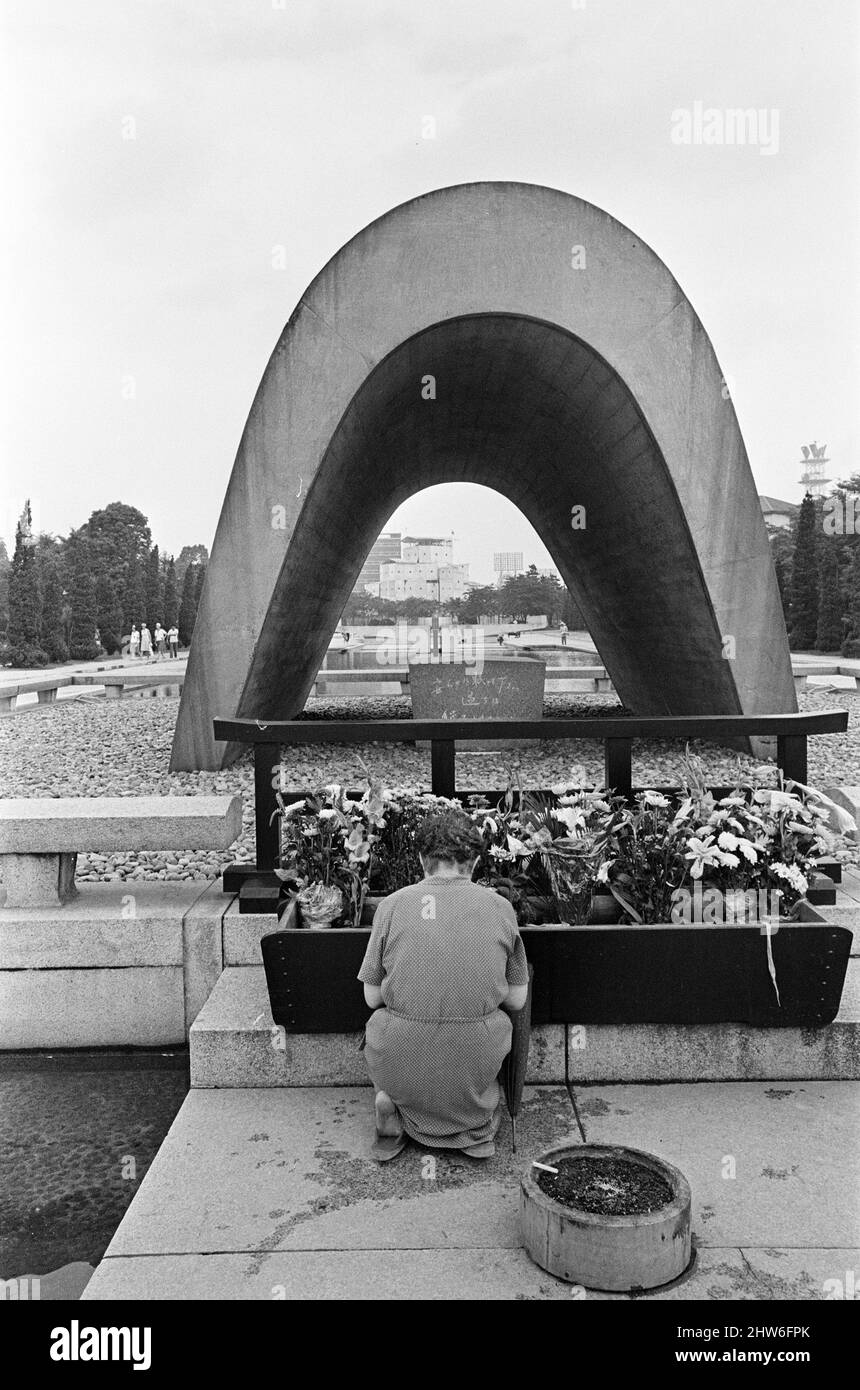 Peace Memorial Park, Hiroshima, Japan, August 1967. Unser Bild zeigt ... ein Verwandter des Hiroshima-Bombenopfers kniet im Gebet am Schrein, wo die Asche von 125.000 Menschen begraben ist. Stockfoto