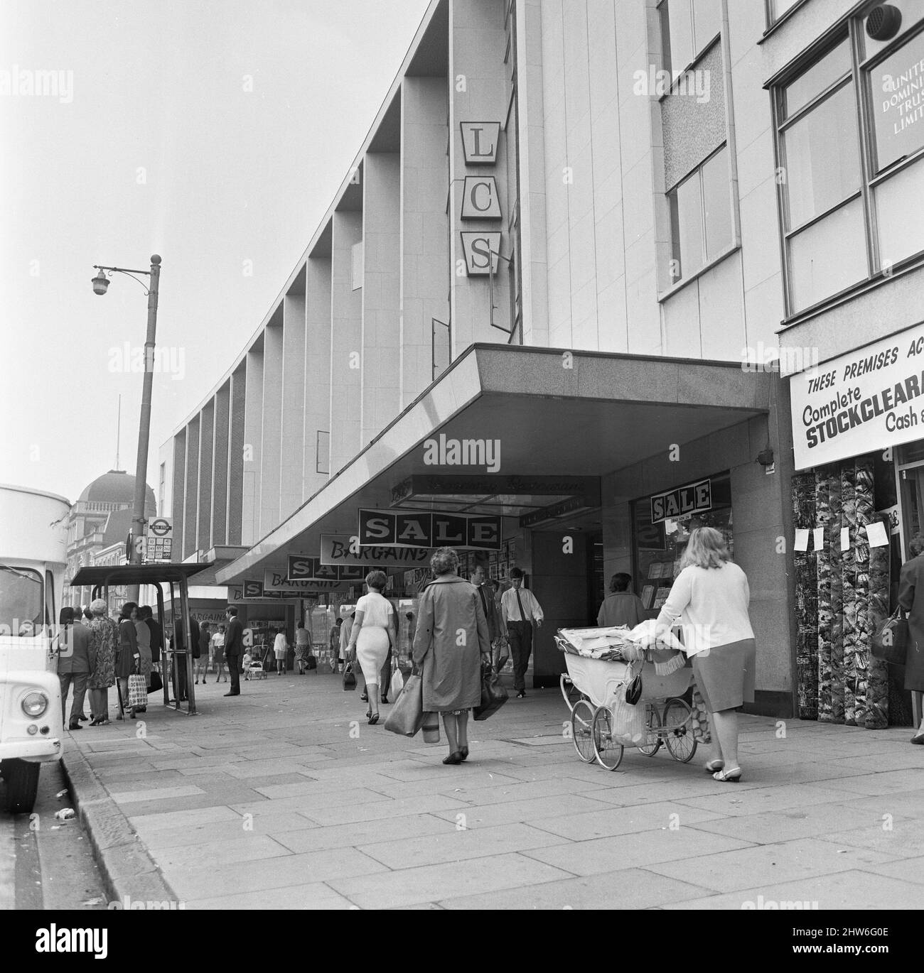 Co-Op Supermarkt in Stratford, London 15.. Juli 1967 Stockfoto