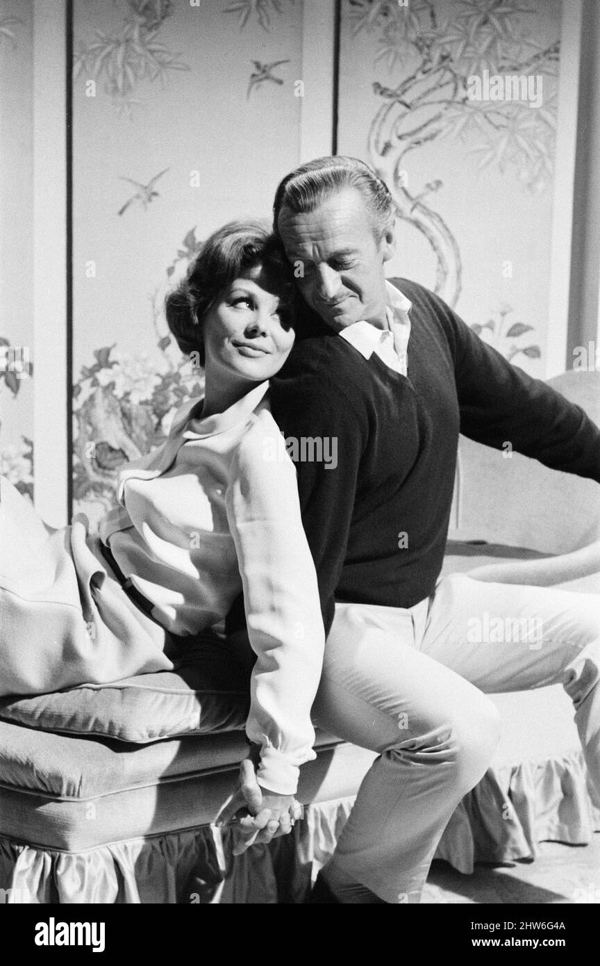 Prudence and the pill, Filmproben in den Pinewood Studios, Iver Heath, Buckinghamshire, Donnerstag, 14.. September 1967. David Niven spielt als Gerald Hardcastle, und Irina Demick spielt seine Geliebte Elizabeth Brett, Liz Brett. Stockfoto