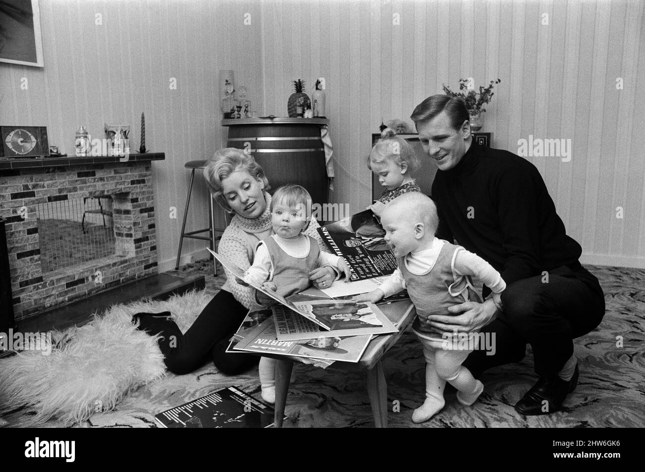 Billy McNeill, Celtic Center Half und Kapitän, 24 Jahre alt, abgebildet in seinem Haus in Cathcart, Glasgow, mit seiner Frau Elizabeth, den zweijährigen Zwillingen Carol und Susan und der dreijährigen Elizabeth. April 1967. Stockfoto