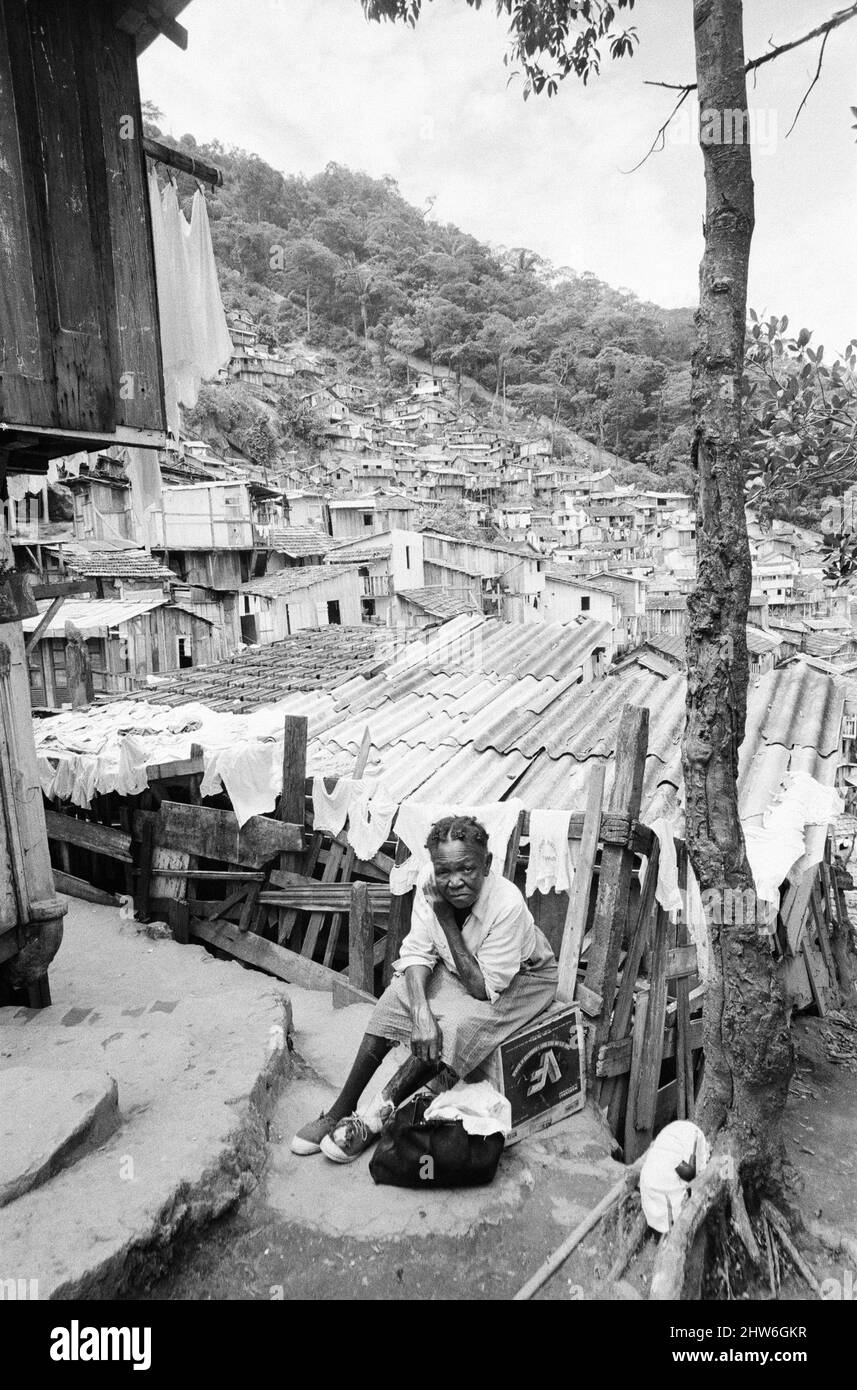 Favela, Rio de Janeiro, Brasilien, 24.. Oktober 1968. Unser Bild zeigt ... eine alte Dame sitzt vor ihrem Haus in der Favela, einem heruntergekommenen Wohngebiet an der Seite eines Hügels. Stockfoto