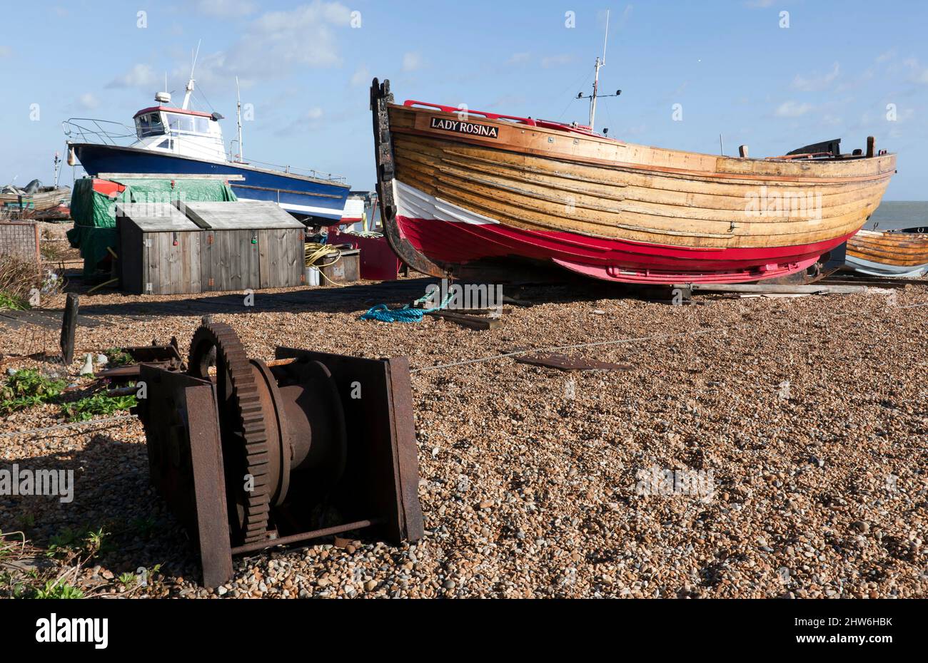 Blick auf die Lady Rosina, ein restauriertes, traditionelles Fischerboot aus Holz, am Strand, in Deal, Kent Stockfoto