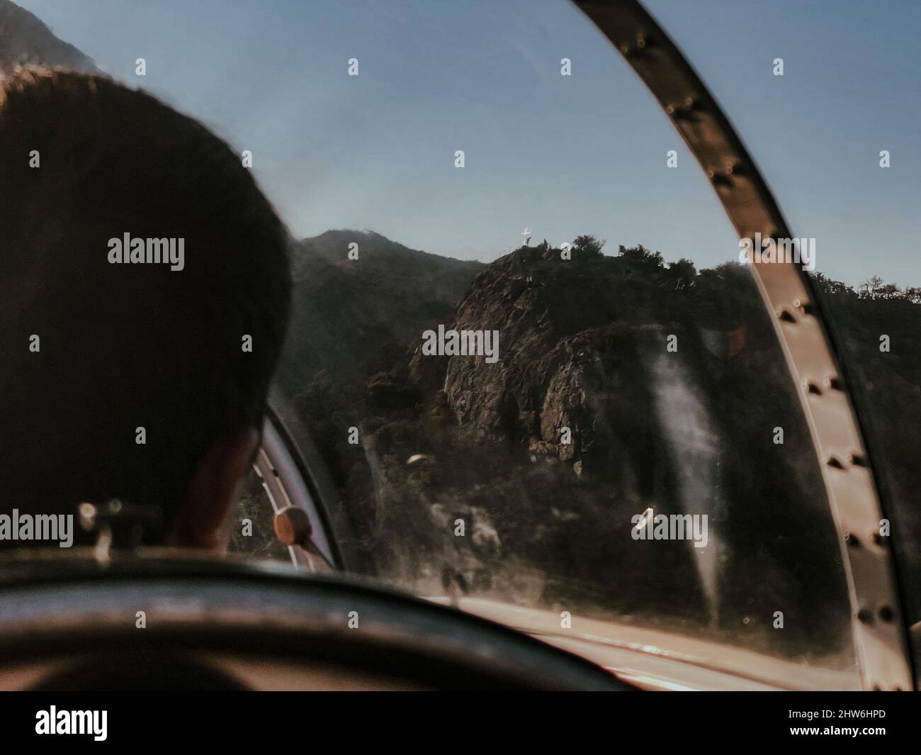 Berge im Flug durch ein Hubschrauberfenster gesehen Stockfoto