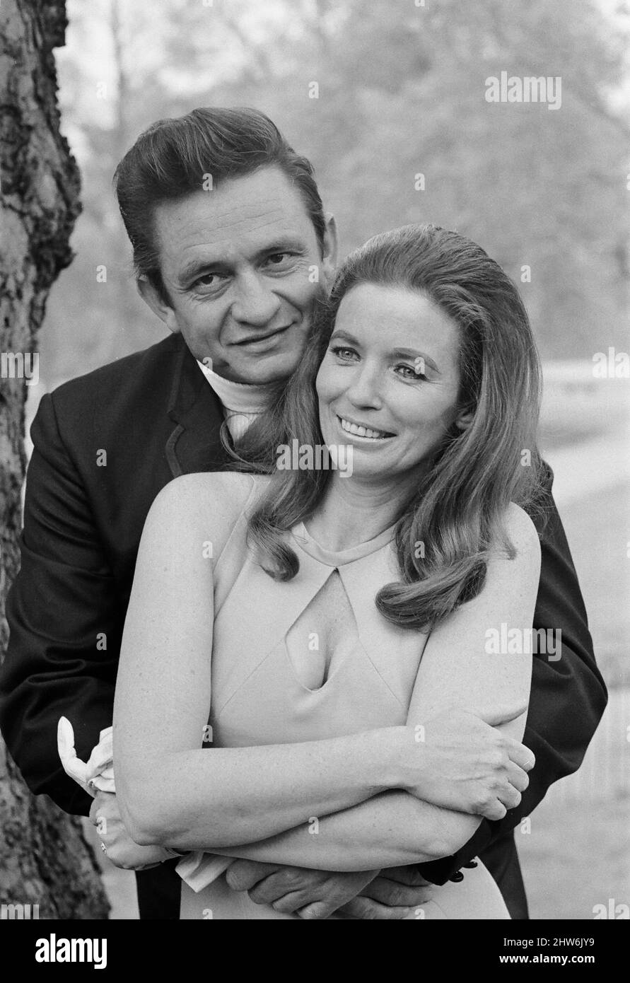 Der amerikanische Country-Sänger Johnny Cash und seine Frau June Carter fotografierten einige Wochen nach ihrer Hochzeit in einem Londoner Park während ihres Besuchs in Großbritannien.3.. Mai 1968. Stockfoto