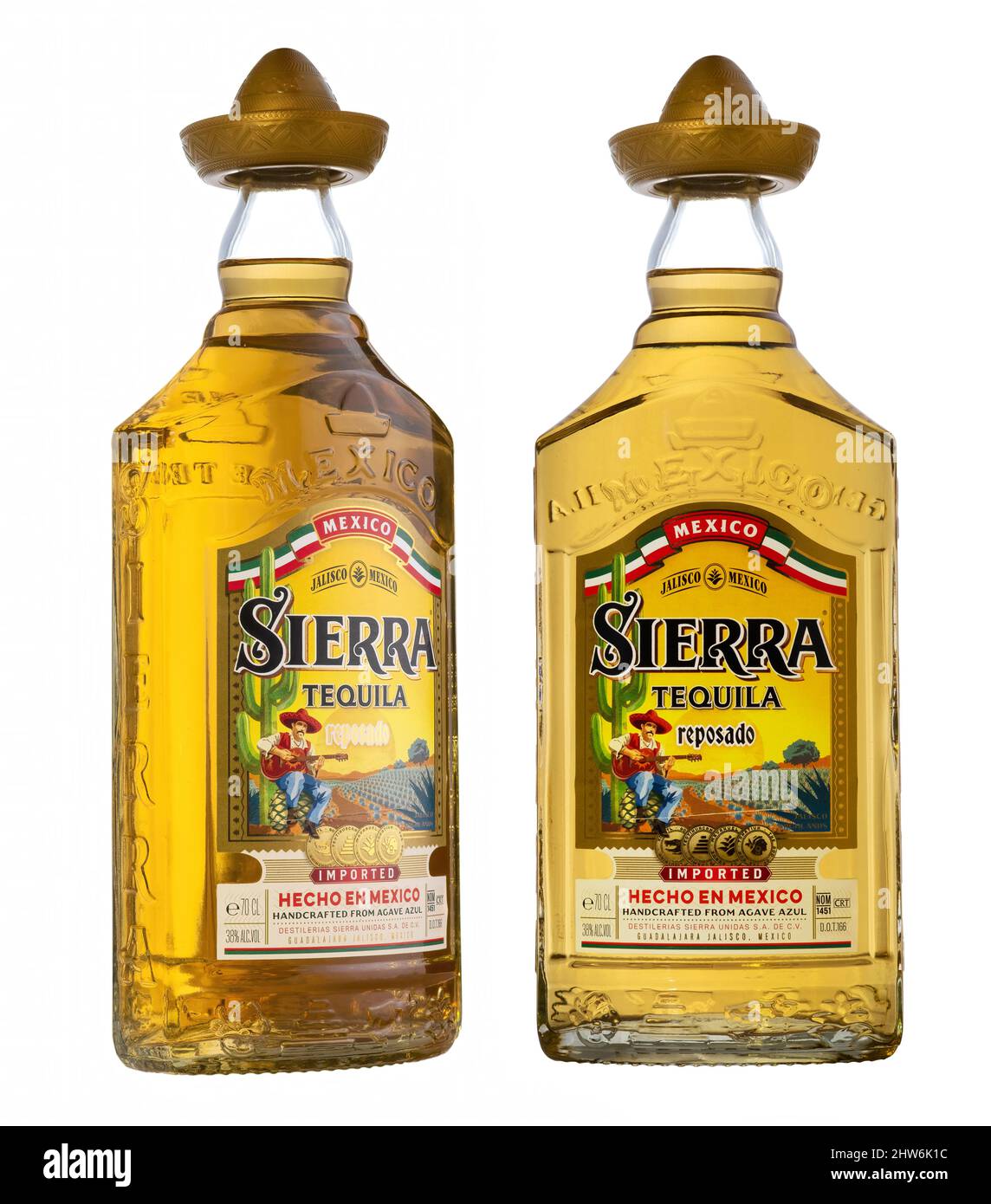 Flasche Tequila Mexican Sierra Gold isoliert auf weißem Hintergrund. Stockfoto
