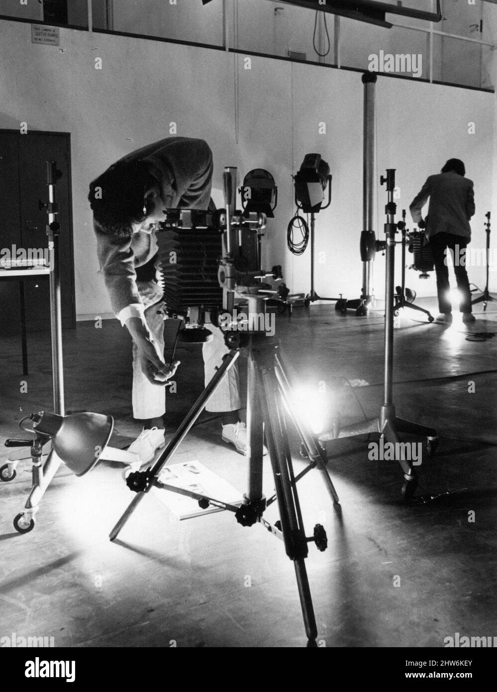 Studenten bei der Arbeit in einem der hochüberdachten Fotostudios am Coventry College of Art, 7.. Juni 1968. Stockfoto
