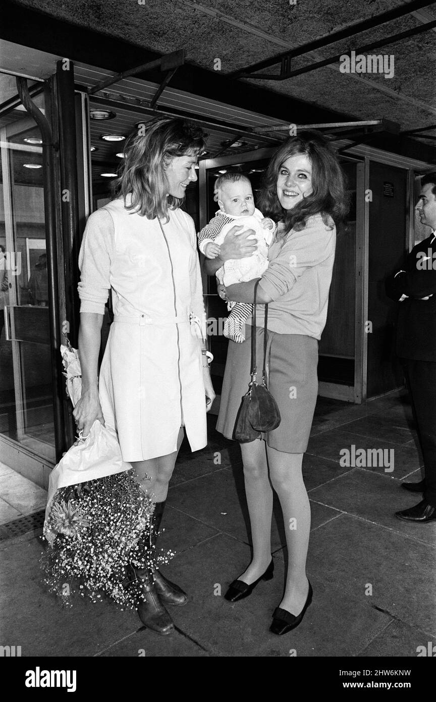 Vanessa Redgrave war mit einem Baby am Flughafen Heathrow. Bei