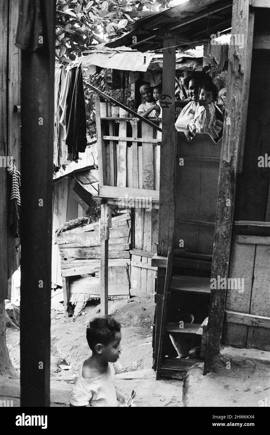 Favela, Rio de Janeiro, Brasilien, 24.. Oktober 1968. Unser Bild zeigt ... eine typische Familienszene in einer Favela, einem heruntergekommenen Wohngebiet, in der Nähe der Ambassadors Residence, in der die Queen während ihrer Tour im nächsten Monat übernachten wird. Stockfoto