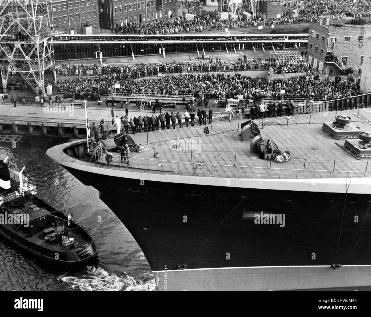 Queen Elizabeth 2, Ozeandampfer, gebaut für die Cunard Line, die von Cunard sowohl als transatlantischer Linienschiff als auch als Kreuzschiff von 1969 bis 2008 betrieben wurde. Im Bild die QE2 Nasen in das auskleidende Becken, die am Tag ihres Starts von Menschenmassen am Hafen beobachtet wurden. 20.. September 1967. Stockfoto