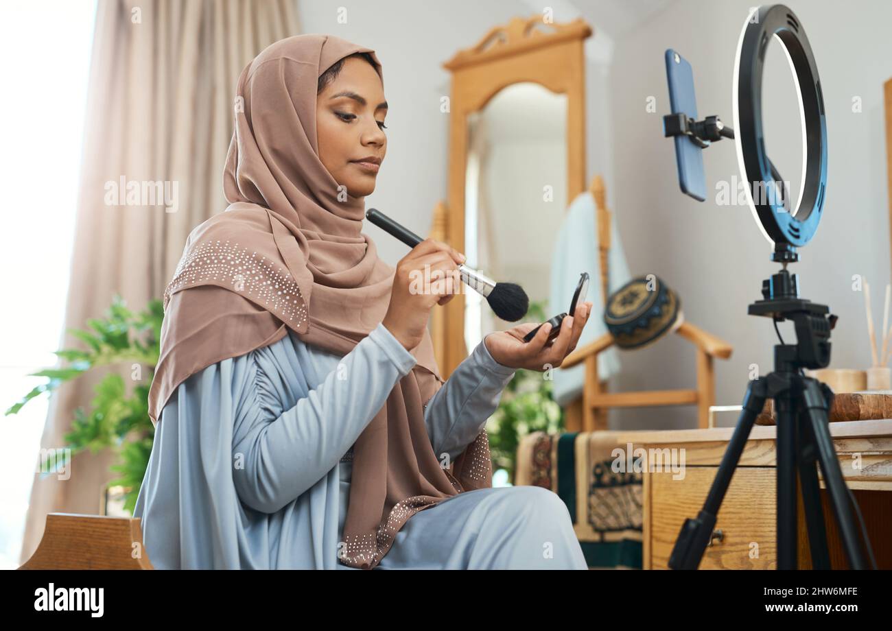 Make-up Tipps für dieses Jahr Eid Feiern. Aufnahme einer jungen muslimischen Frau, die damit beschäftigt ist, sie für ihren Vlog aufzunehmen. Stockfoto