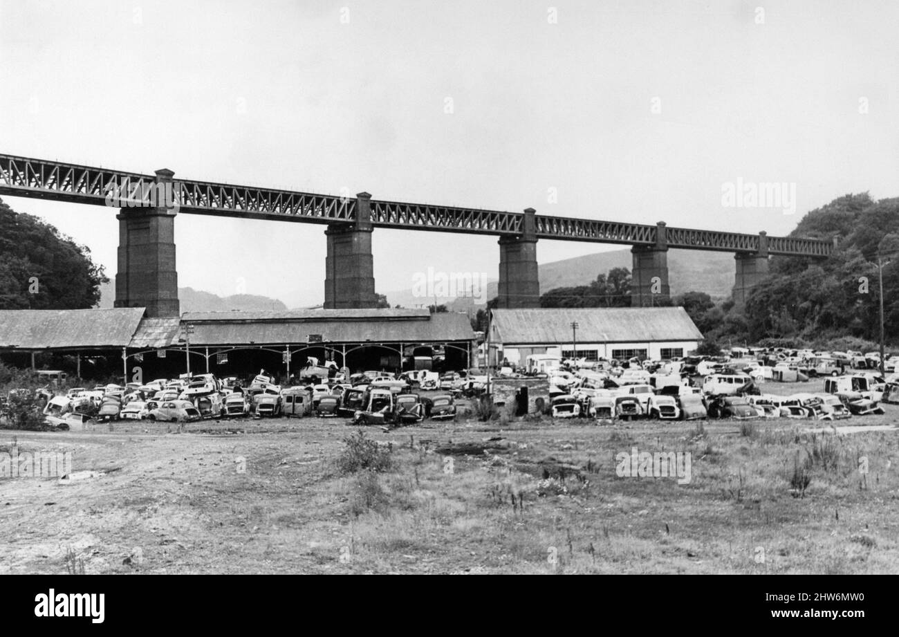 Walnut Tree Viaduct, ein Eisenbahnviadukt oberhalb des südlichen Dorfs von Taffs Well, Cardiff, South Wales, Freitag, 20.. September 1968. Aus Ziegelsteinsäulen und Stahlgitterträgern Spannweiten. Stockfoto