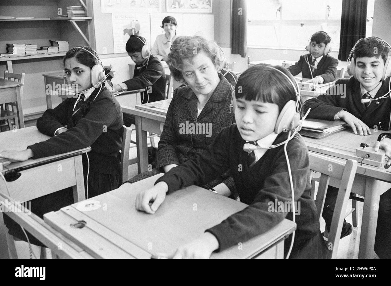 Schulkinder im Sprachkurs im Pestalozzi Village für Kinder in Sedlescombe, East Sussex, 22.. Mai 1967. Die Gemeinde ist nach dem Schweizer Pädagogen des 18. Jahrhunderts Johann Heinrich Pestalozzi benannt, der sein Leben der Schließung von Spaltungen in der Gesellschaft durch die Erziehung des ganzen Menschen - Kopf, Herz und Hände - widmete. Stockfoto