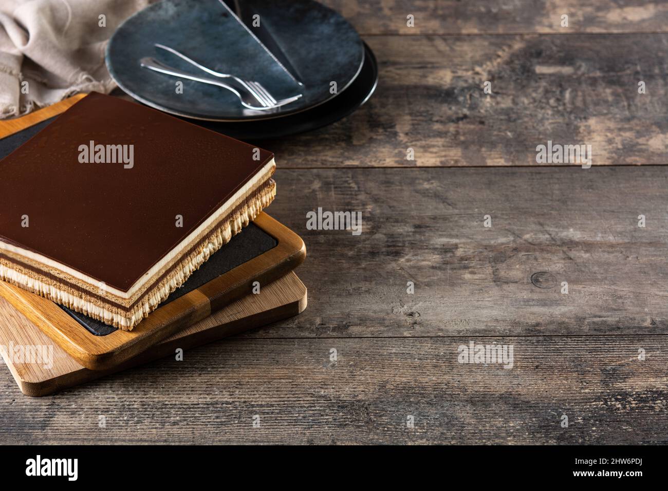 Opera Cake Dessert Scheibe auf Holztisch Stockfoto