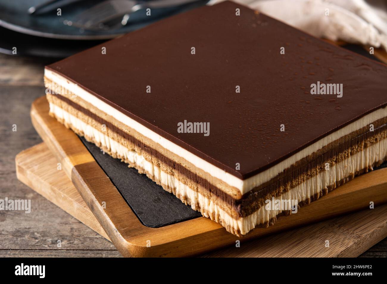 Opera Cake Dessert Scheibe auf Holztisch Stockfoto