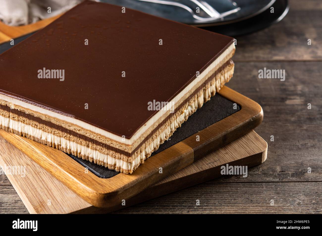 Opera Cake Dessert Scheibe auf Holztisch Stockfoto