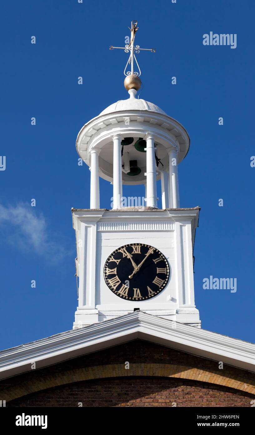Nahaufnahme des Central Clocktowers, Admiralty Mews (ehemals East Barracks), South Deal, Kent, Stockfoto