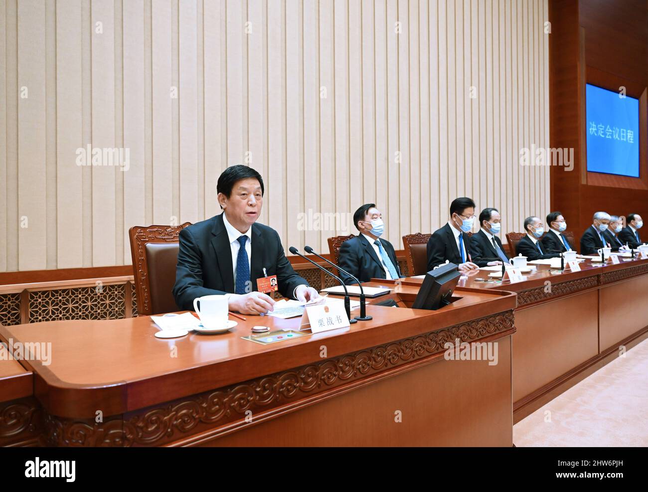 Peking, China. 4. März 2022. Li Zhanshu, Vorsitzender des Ständigen Ausschusses des Nationalen Volkskongresses (NPC), steht der ersten Sitzung des Präsidiums für die fünfte Sitzung des NPC 13. in der Großen Halle des Volkes in Peking, der Hauptstadt Chinas, am 4. März 2022 vor. Quelle: Shen Hong/Xinhua/Alamy Live News Stockfoto
