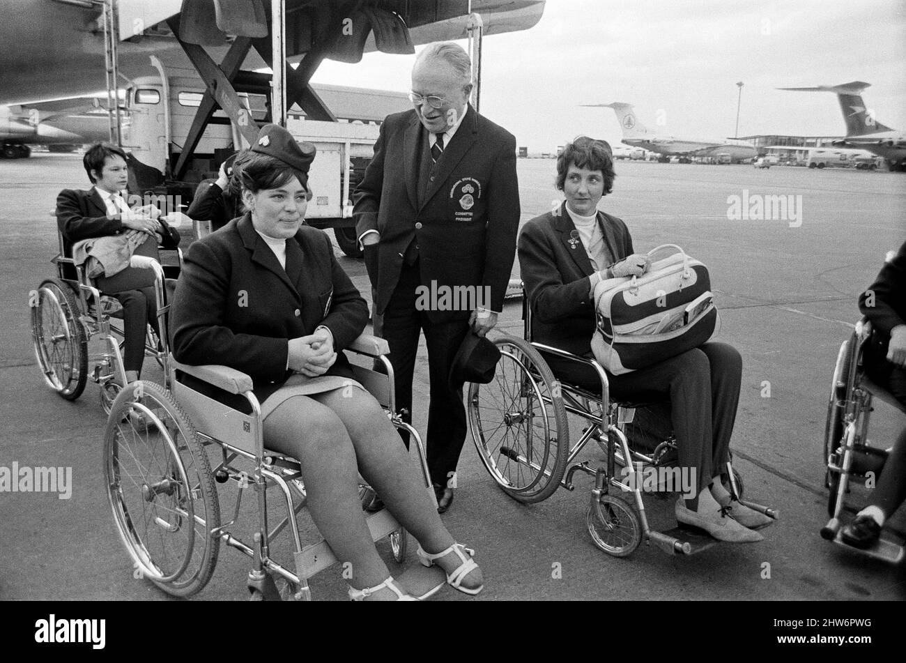 Das britische Team verließ den Flughafen London-Heathrow heute Morgen zu den internationalen Spielen von Stoke Mandeville in Israel. Alle Teilnehmer sind gelähmt und flogen in einem speziell gecharterten Flugzeug mit dem irischen Team. Sir Ludwig Guttmann, Vorsitzender und Gründer der Spiele, wird mit der 18-jährigen Karen Hill aus Mansfield abgebildet, die ihre Arbeit als Telefonistin verloren hat, weil sie sich zu viel Zeit genommen hat. 3.. November 1968. Stockfoto