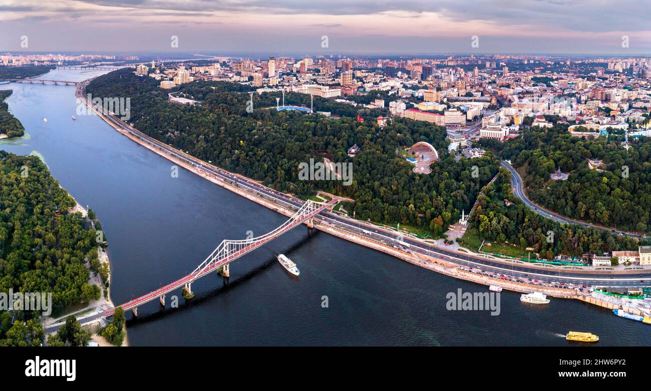 Luftaufnahme von Dnepr mit Fußgängerbrücke in Kiew, Ukraine Stockfoto