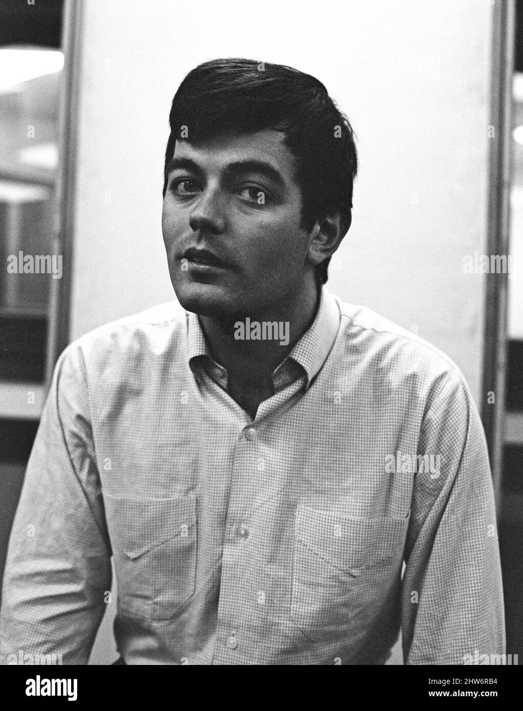 Tony Blackburn, der bekannte DJ, soll jetzt zum Aufnahmelstar werden. Er wird bei Aufnahmen in einem Studio in der Dean Stanley Street, London, fotografiert. 25.. Oktober 1967. Stockfoto