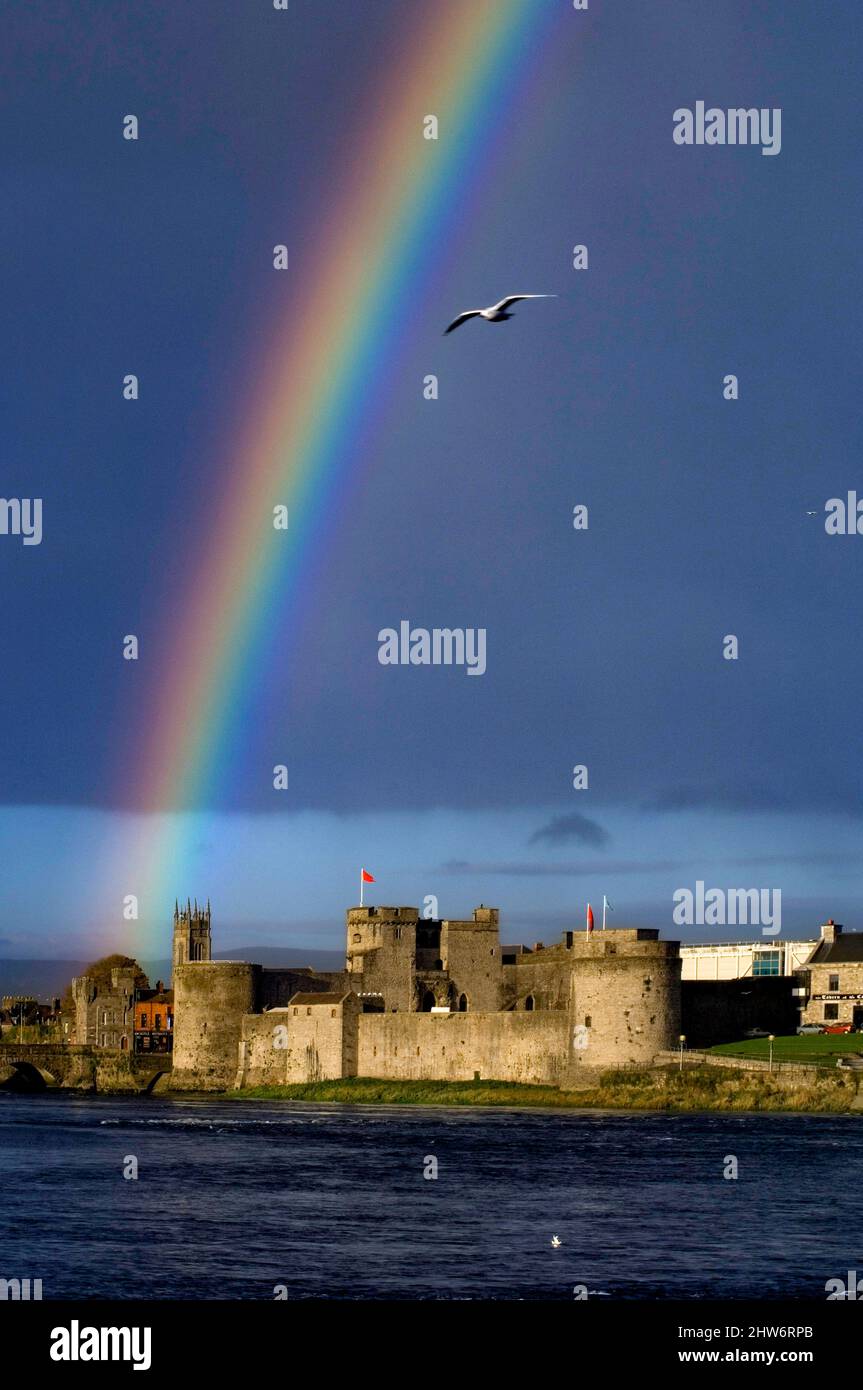 Regenbogen im King John's Castle, County Limerick, Irland Stockfoto