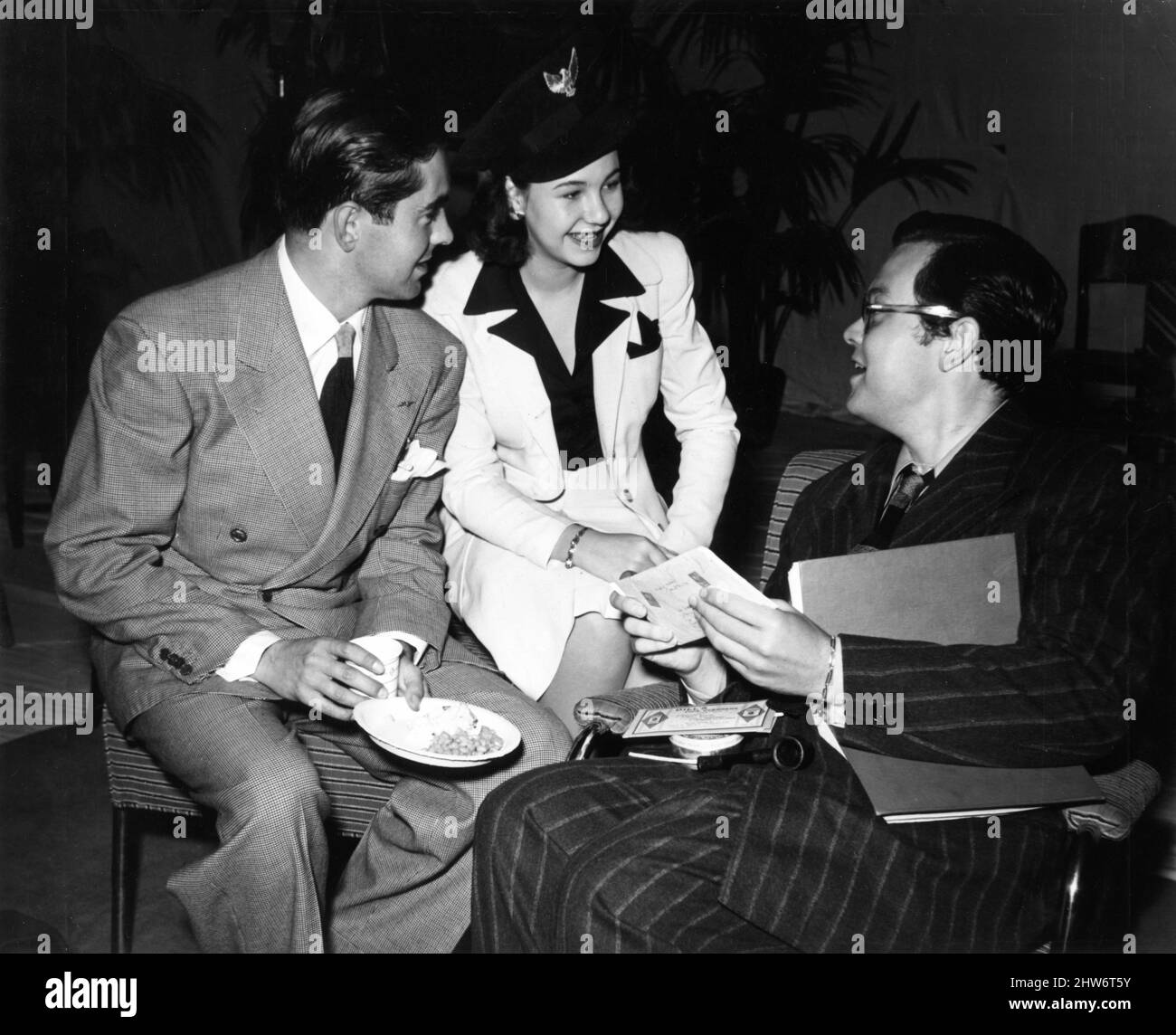 TYRONE POWER JANE WITHERS und ORSON WELLES hinter den Kulissen bei einem United Service Organization (USO)-Programm am Sonntag, den 29.. Juni 1941, beim Hollywood Bowl Stockfoto