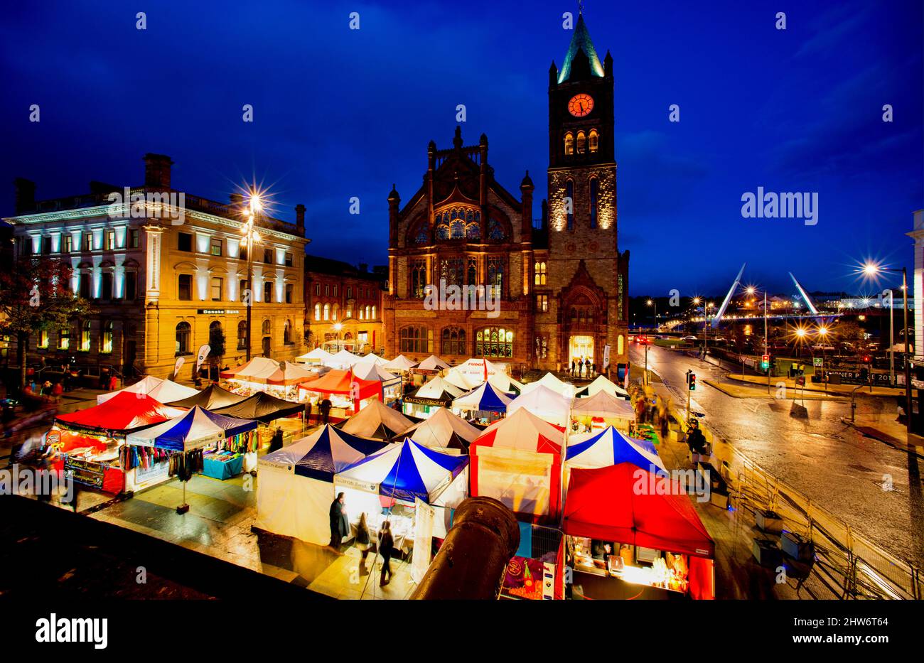Pop-up-Markt am Guildhall Square, Derry City, County Londonderry, Nordirland Stockfoto