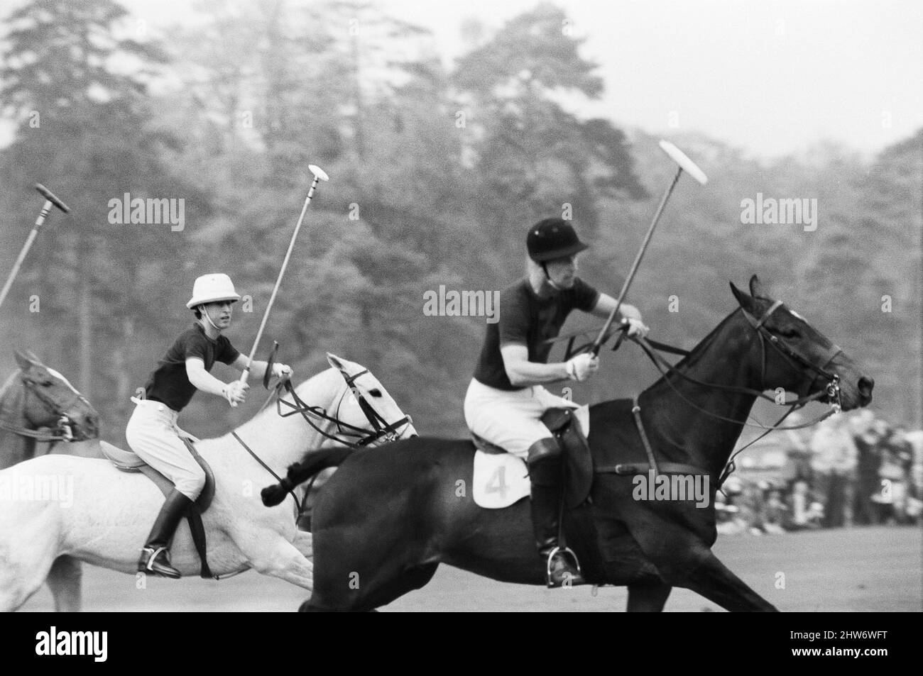 Combermere Cup Final Polo Spiel in Windsor gespielt.Windsor Park besiegte Lowood mit 6 Toren zu 4, um die Trophäe mit Hilfe von Prinz Charles und seinem Vater Prinz Philip zu gewinnen, die beide wichtige Tore während des Spiels erzielten. Bild zeigt: Vater und Sohn im Einsatz während des Spiels. 30.. April 1967. Stockfoto