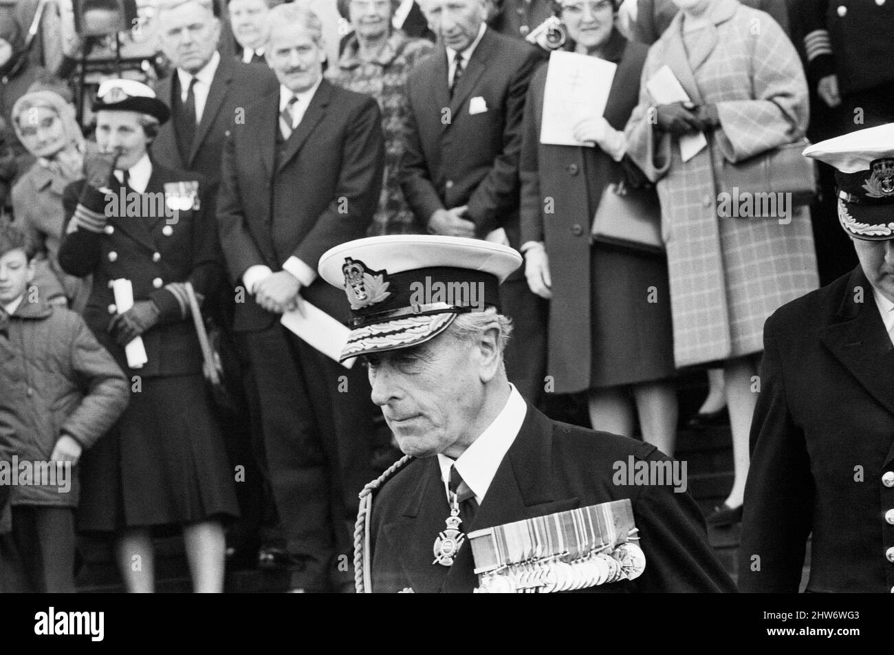 Gottesdienst in der Kathedrale von Liverpool zum 25.. Jahrestag der Atlantikschlacht. Der Admiral der Flotte, Earl Mountbatten, grüßt auf den Stufen der anglikanischen Kathedrale. Das Hauptquartier der Schlacht am Atlantik befand sich während des Zweiten Weltkriegs in Liverpool. 5. Mai 1968. Stockfoto