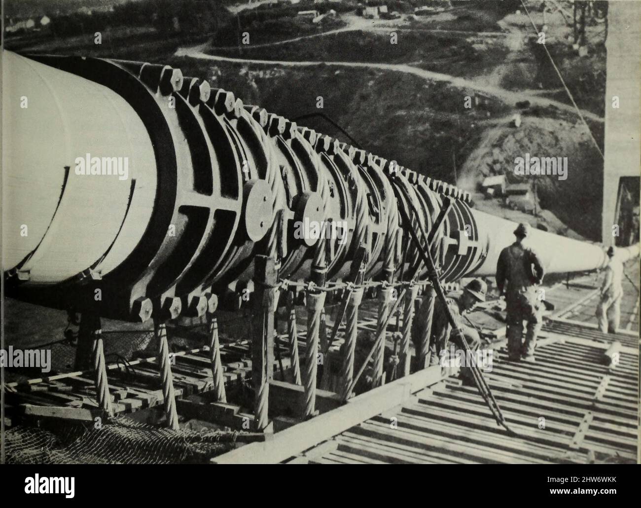 Das Knickgelenk-Kabelband an einem der Tie-Down Points 11 Brückenbauer starben während der Bauzeit. Von der Golden Gate Bridge; Bericht des Chefingenieurs an den Verwaltungsrat der Golden Gate Bridge und des Highway District, Kalifornien, September, 1937 Stockfoto