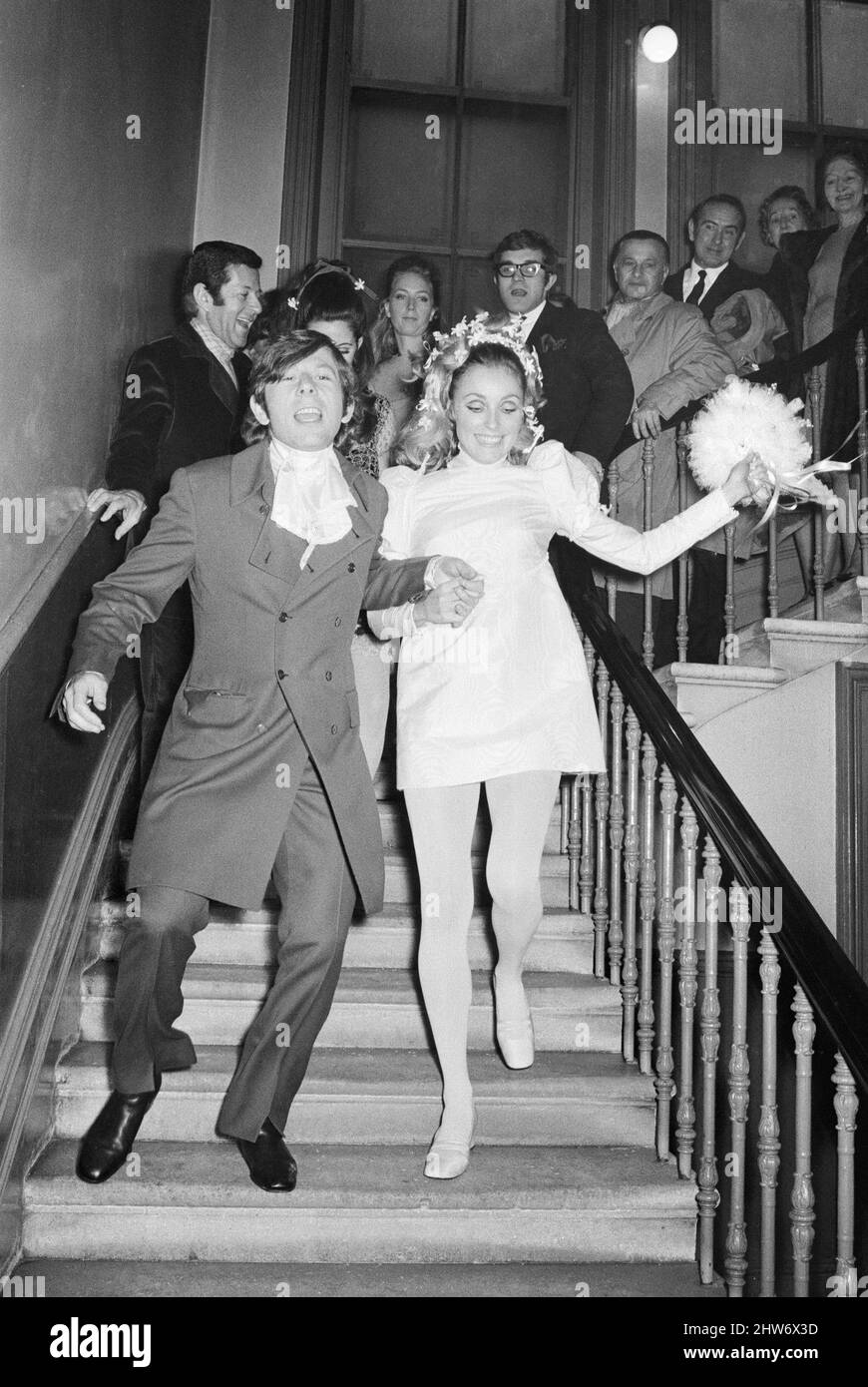 Hochzeit des polnischen Filmregisseurs Roman Polanski und seiner Braut, der amerikanischen Schauspielerin Sharon Tate, im Chelsea Register Office, London. Das Bild zeigt: Das frisch verheiratete Paar verlässt das Standesamt für ihren abendlichen Empfang im Londoner Playboy Club. 20.. Januar 1968. Stockfoto