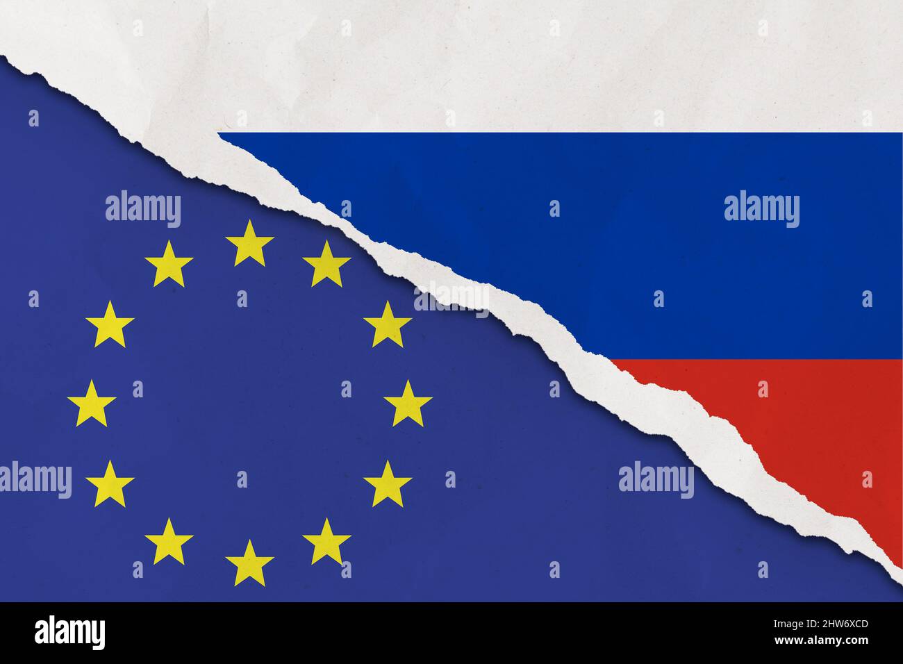 Russland und die Europäische Union Flagge zerrissene Papier Grunge Hintergrund. Abstract Ukraine Russland Politik Konflikte, Krieg Konzept Textur Hintergrund Stockfoto