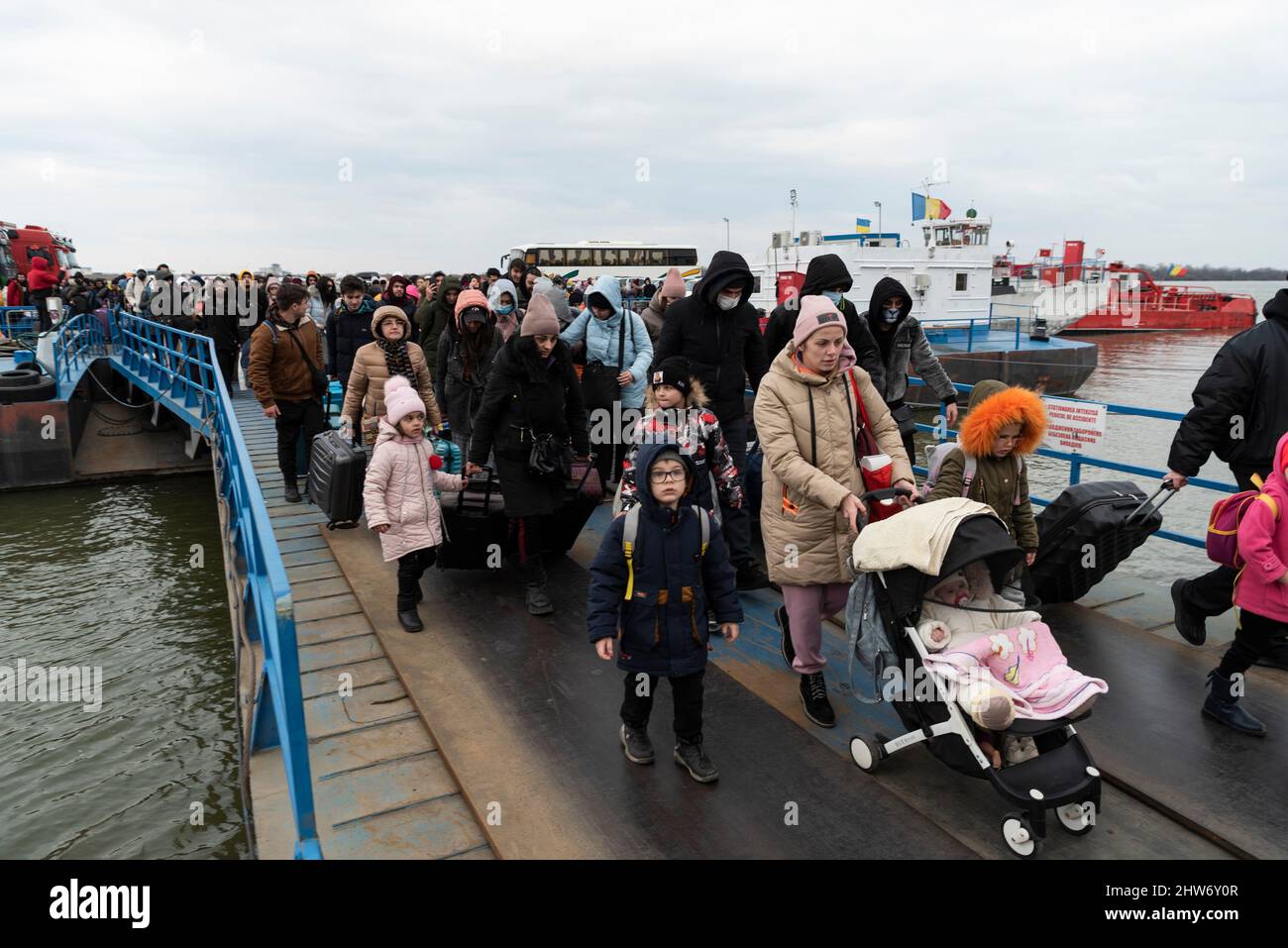 Ukrainische Flüchtlinge kommen am 26. Februar 2022 an der Grenzübergangsstation von Isaccea, Rumänien, an. Stockfoto