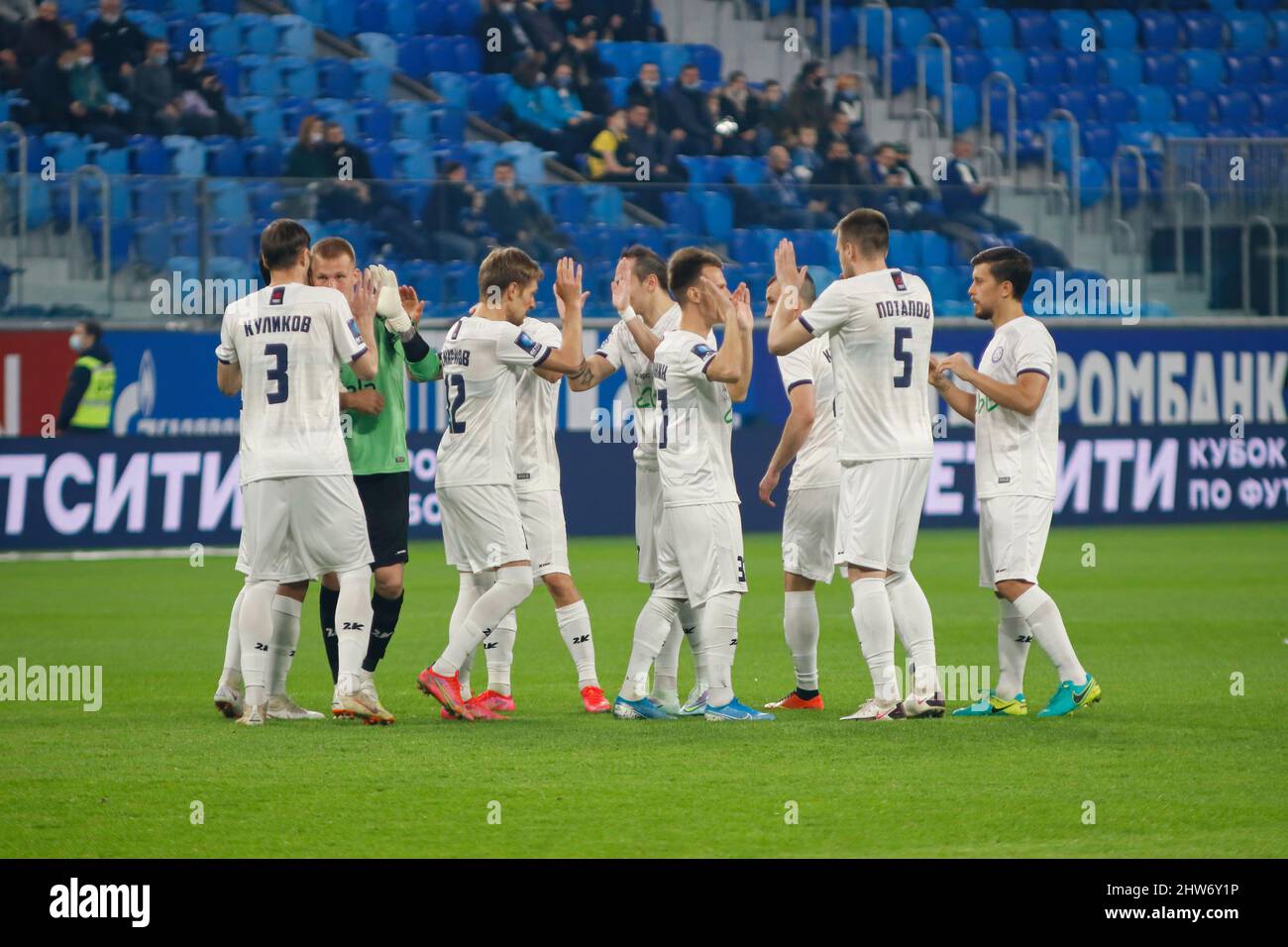 Sankt Petersburg, Russland. 03. März 2022. Die Spieler von Kamaz feiern ein Tor während des Fußballspiels des russischen Pokals zwischen Zenit Sankt Petersburg und Kamaz Naberezhnye Chelny in der Gazprom Arena. Endergebnis: Zenit 6:0 Kamaz. Kredit: SOPA Images Limited/Alamy Live Nachrichten Stockfoto