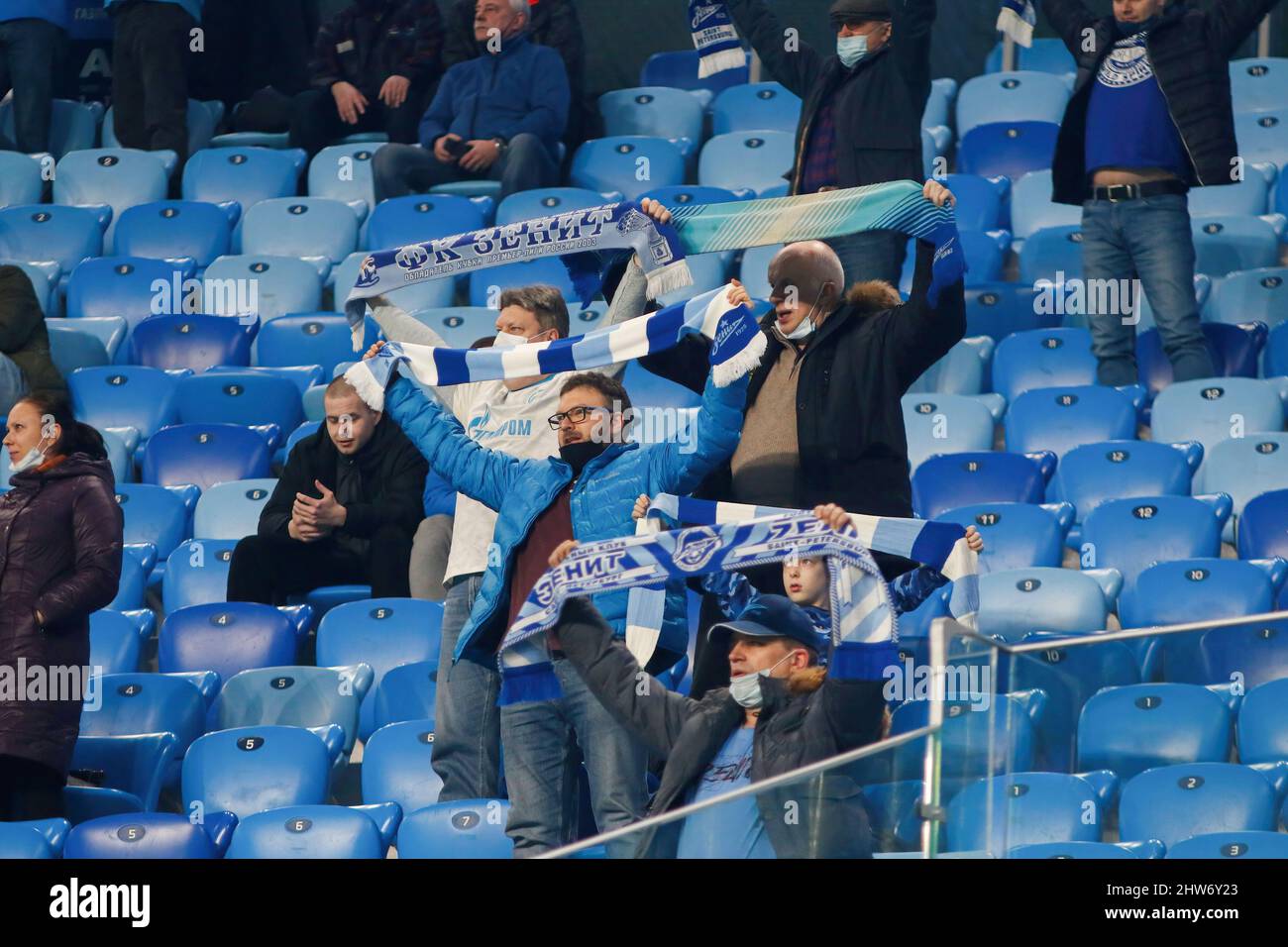 Sankt Petersburg, Russland. 03. März 2022. Fans mit den Tüchern von Zenit werden während des Fußballspiels im russischen Cup zwischen Zenit Sankt Petersburg und Kamaz Naberezhnye Chelny in der Gazprom Arena gesehen. Endergebnis: Zenit 6:0 Kamaz. Kredit: SOPA Images Limited/Alamy Live Nachrichten Stockfoto