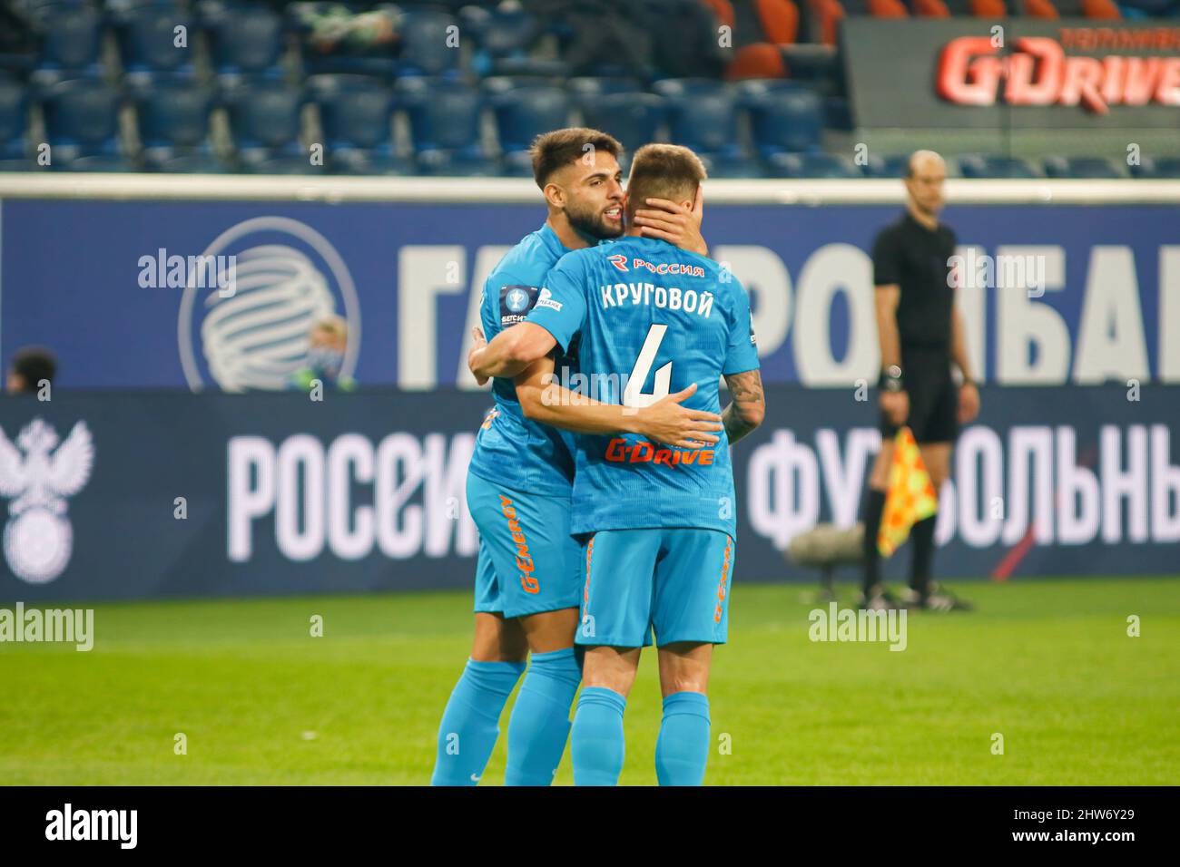 Sankt Petersburg, Russland. 03. März 2022. Danil Krugovoy (R) und Yuri Alberto Monteiro Da Silva, allgemein bekannt als Yuri Alberto (L) von Zenit, feiern ein Tor während des Fußballspiels des russischen Pokals zwischen Zenit Sankt Petersburg und Kamaz Naberezhnye Chelny in der Gazprom Arena.Endstand; Zenit 6:0 Kamaz. Kredit: SOPA Images Limited/Alamy Live Nachrichten Stockfoto