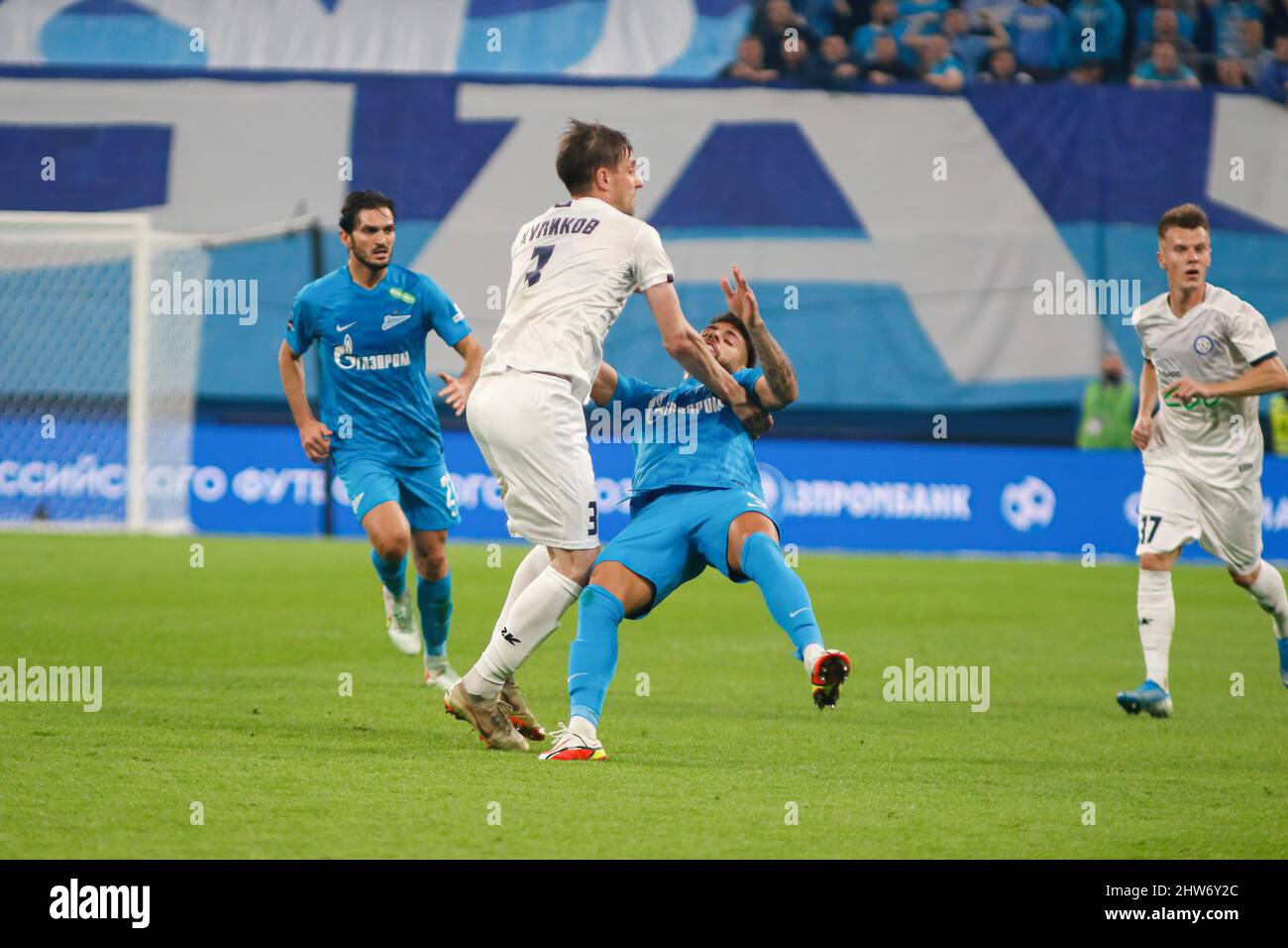 Sankt Petersburg, Russland. 03. März 2022. Yuri Alberto Monteiro Da Silva, allgemein bekannt als Yuri Alberto (R2) von Zenit und Alexander Kulikov (L2) von Kamaz während des Fußballspiels des russischen Pokals zwischen Zenit Sankt Petersburg und Kamaz Naberezhnye Chelny in der Gazprom Arena in Aktion.Endstand; Zenit 6:0 Kamaz. Kredit: SOPA Images Limited/Alamy Live Nachrichten Stockfoto