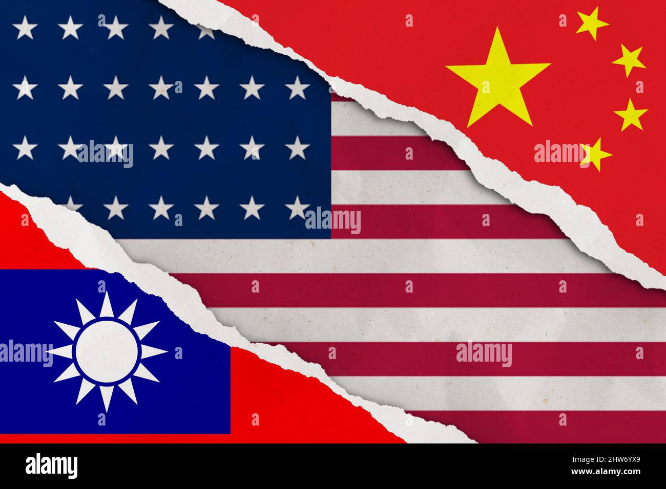 China, Taiwan und USA Flagge gerissen Papier Grunge Hintergrund. Abstract China, Taiwan politische Konflikte, Kriegskonzept Texturhintergrund. Stockfoto