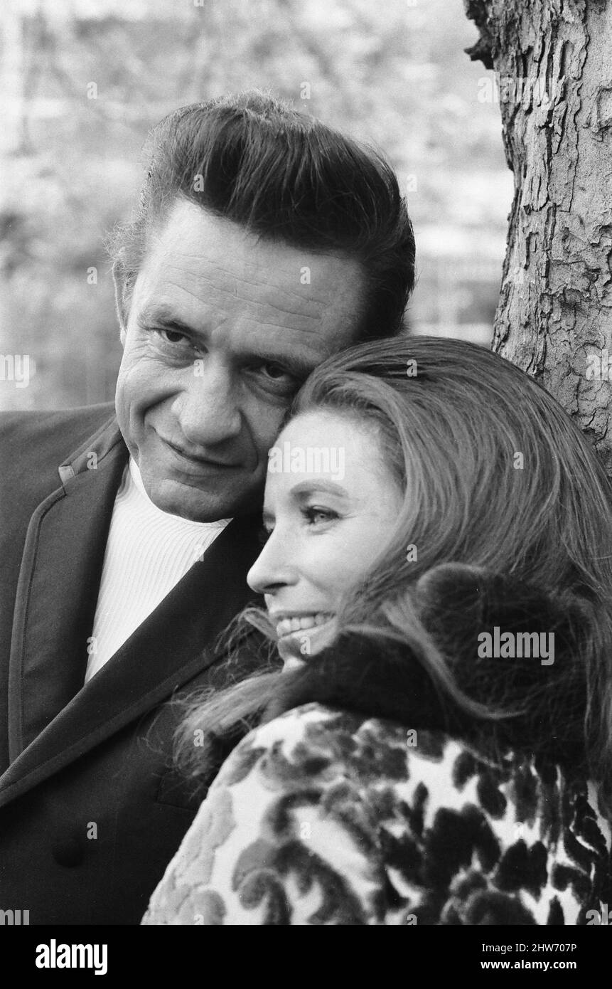 Der amerikanische Country-Sänger Johnny Cash und seine Frau June Carter fotografierten einige Wochen nach ihrer Hochzeit in einem Londoner Park während ihres Besuchs in Großbritannien. 3. Mai 1968. Stockfoto