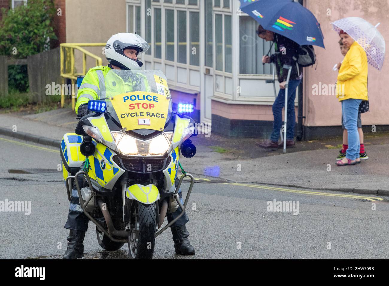 Die Polizei-Motorradfahrerin, die das Radrennen der Women's Tour 2019 begleitet, wartet an einer Kreuzung Stockfoto