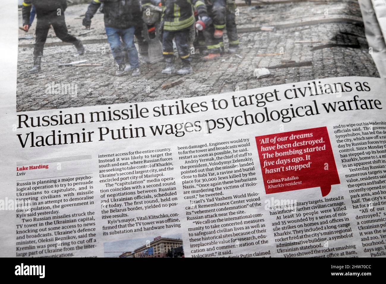 „Russische Raketenangriffe auf Zivilisten, wenn Wladimir Putin einen psychologischen Krieg führt“, titelt die Zeitung Guardian Ukraine am 2. März 2022 London Großbritannien Stockfoto