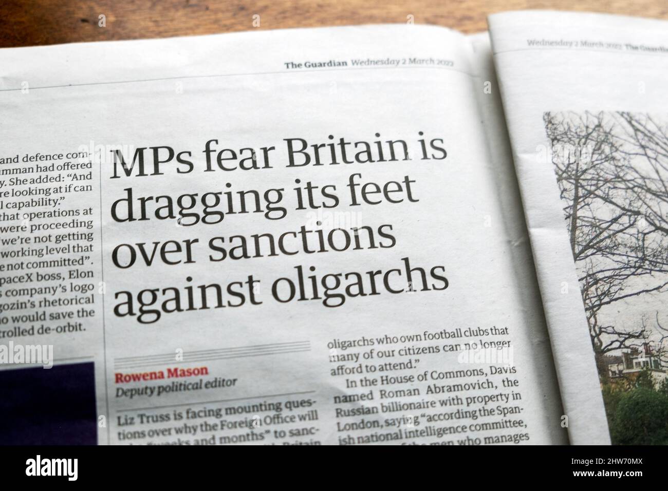„Die Abgeordneten befürchten, dass Großbritannien wegen Sanktionen gegen Oligarchen die Füße schleppt“, Artikel der Kriegszeitung Guardian Russia Ukraine am 2. März 2022 in London, Großbritannien Stockfoto