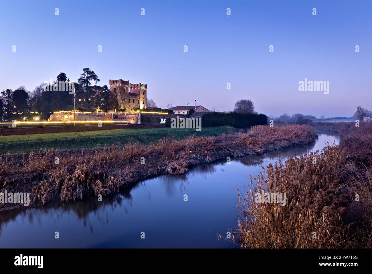 Die mittelalterliche Burg von Bevilacqua und der Fluss Fratta. Bevilacqua, Venetien, Italien. Stockfoto
