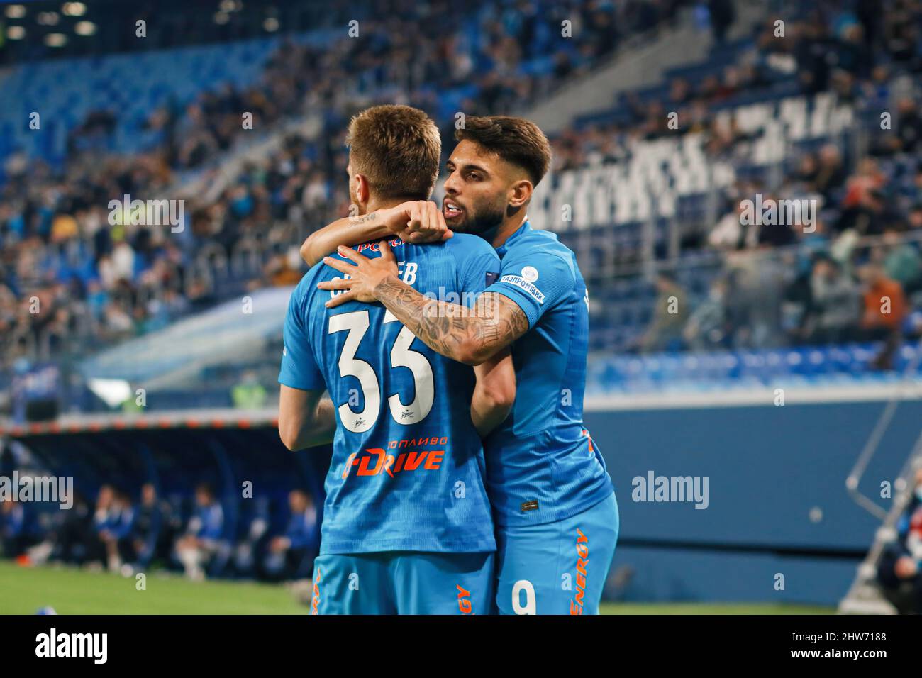 Sankt Petersburg, Russland. 03. März 2022. Yuri Alberto Monteiro Da Silva, allgemein bekannt als Yuri Alberto (R), Ivan Sergeyev (L) von Zenit feiern ein Tor während des Fußballspiels des russischen Pokals zwischen Zenit Sankt Petersburg und Kamaz Naberezhnye Chelny in der Gazprom Arena. Endergebnis: Zenit 6:0 Kamaz. (Foto von Maksim Konstantinov/SOPA Images/Sipa USA) Quelle: SIPA USA/Alamy Live News Stockfoto